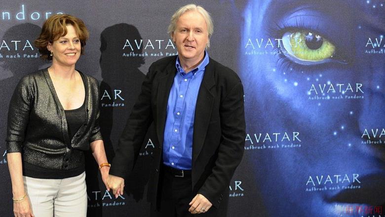 Sigourney Weaver and James Cameron with Avatar ad.