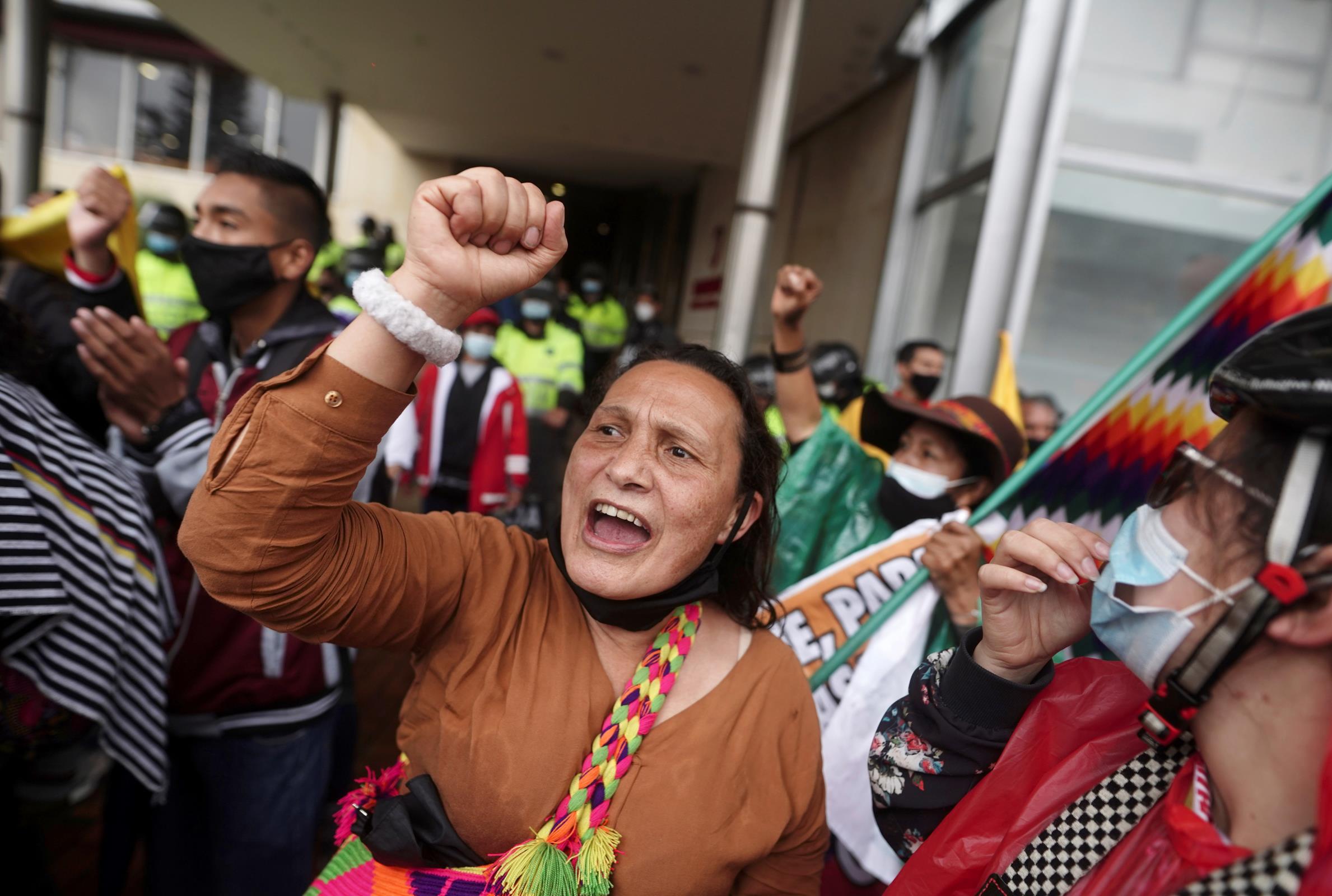 Demo<em></em>nstrators gather outside a local hotel wher<em></em>e representatives of the Inter-American Commission on Human Rights (CIDH) and unio<em></em>n leaders meet, in Bogota, Colombia June 9, 2021. REUTERS/Nathalia Angarita