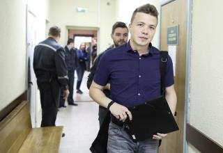 Opposition blogger and activist Roman Protasevich, who is accused of participating in an unsanctio<em></em>ned protest at the Kuropaty preserve, arrives for a court hearing in Minsk, Belarus April 10, 2017. REUTERS/Stringer/File Photo