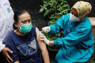 Neneng, 62-year-old local of Sindanglaya village, receives her first dose of China's Sinovac Biotech vaccine for the coro<em></em>navirus disease (COVID-19) outside her house, during a door-to-door vaccination in Cianjur regency, West Java province, Indonesia, June 15, 2021. REUTERS/Willy Kurniawan