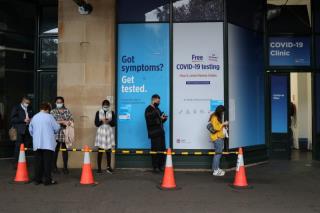 People wait in line at a coro<em></em>navirus disease (COVID-19) testing clinic in the city centre after new cases were reported in Sydney, Australia, May 6, 2021.  REUTERS/Loren Elliott