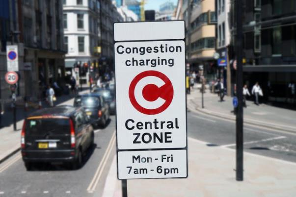 Co<em></em>ngestion charging sign in Lo<em></em>ndon street