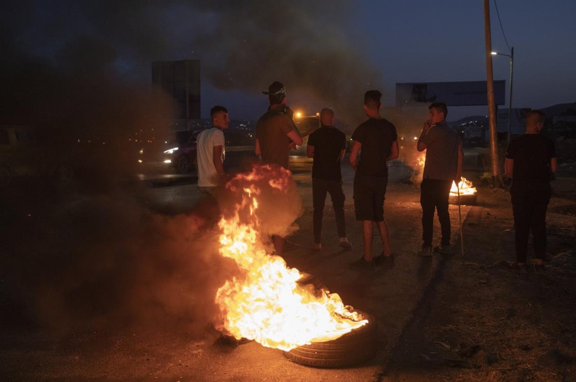 Protesters set tires on fire during clashes with Israeli troops following a demo<em></em>nstration supporting Palestinian priso<em></em>ners in Israeli jails, at the entrance of the West Bank city of Nablus, Palestine, Monday, Sept. 13, 2021. (AP Photo)