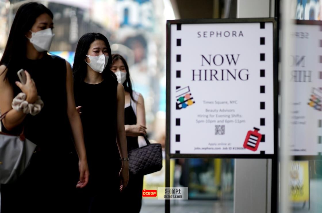 A sign advertising job openings is seen while people walk into a store in New York City, New York, U.S., Aug. 6, 2021. (Reuters Photo)