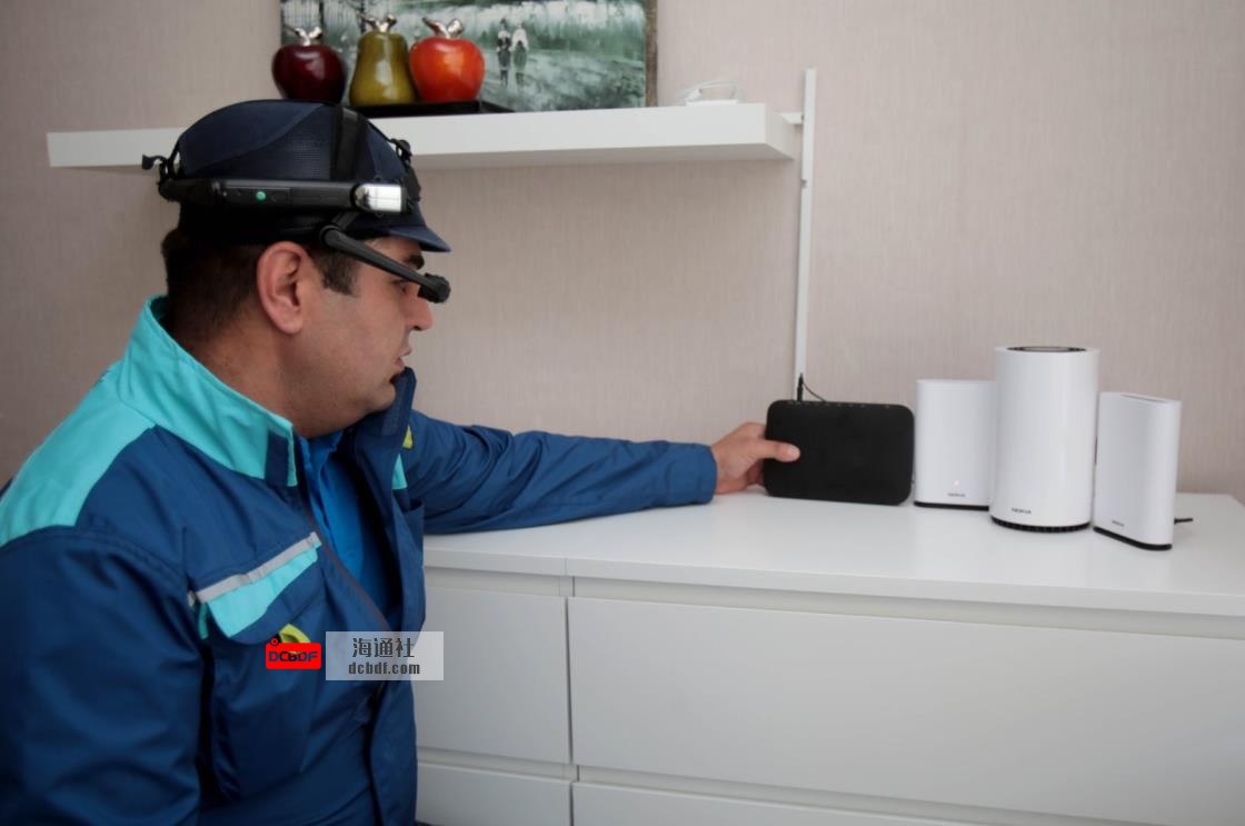 A Türk Telekom field technician equipped with smart glasses checks a modem in this file photo. (Courtesy of Türk Telekom)
