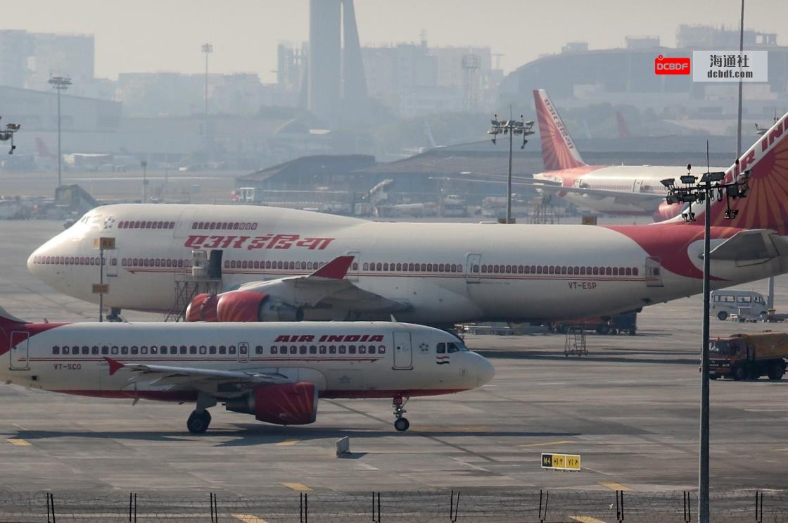 Air India passenger planes are seen at the Chhatrapati Shivaji Internatio<em></em>nal Airport in Mumbai, India, Dec. 17, 2015. (EPA Photo)