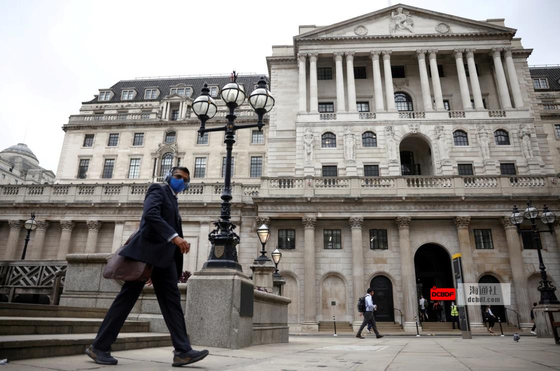A person walks past the Bank of England in the City of Lo<em></em>ndon financial district, in London, Britain, June 11, 2021. (REUTERS/Henry Nicholls/File Photo)