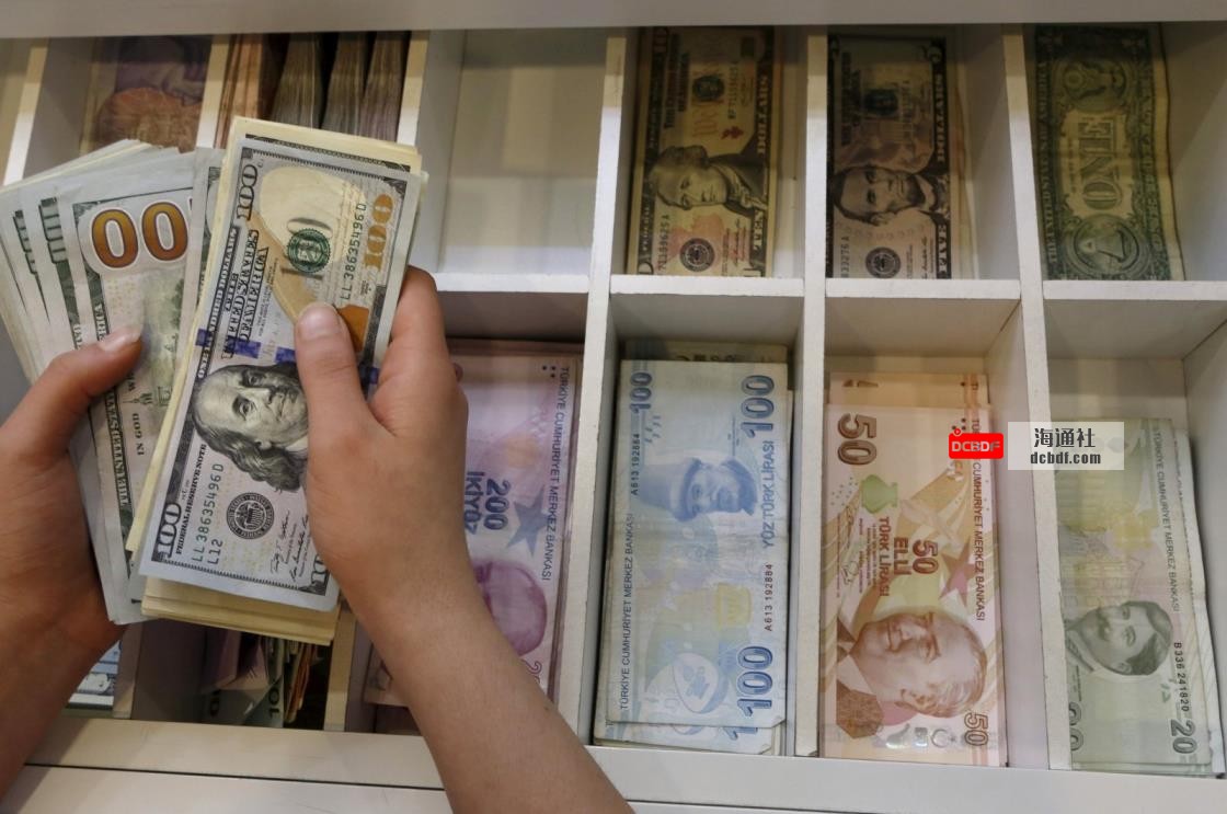 A mo<em></em>ney changer counts U.S. dollar bills, with Turkish lira banknotes in the background, at a currency exchange office in central Istanbul, Turkey, Aug. 21, 2015. (Reuters Photo)
