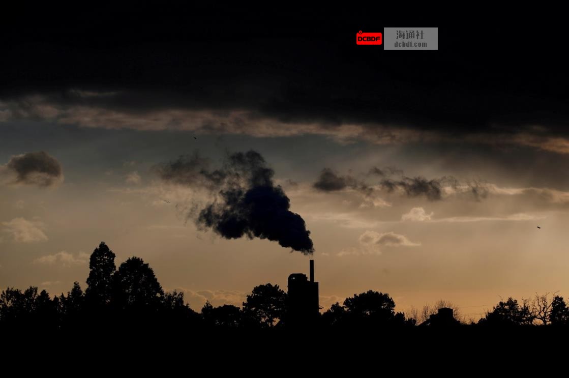 Smoke rises above a factory at sunset in Rugby, Britain, Feb. 10, 2021. (Reuters Photo)