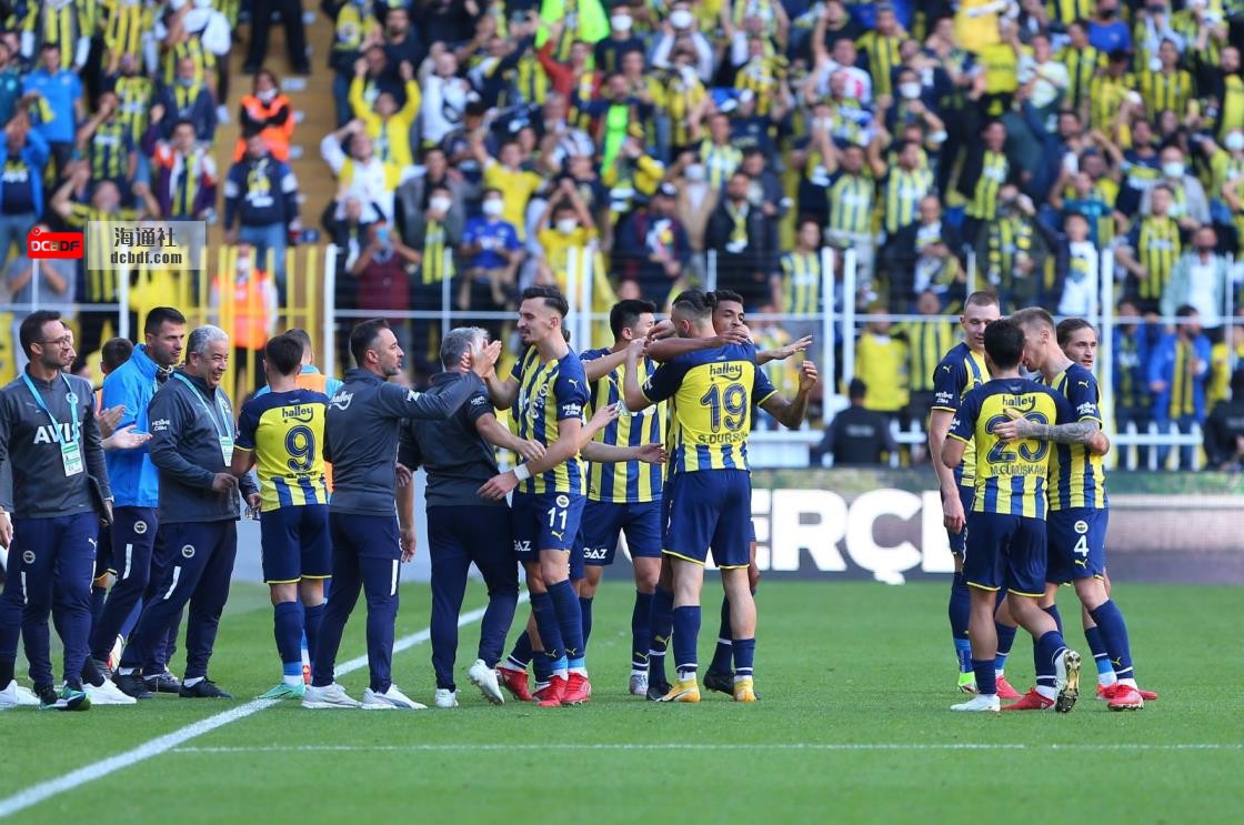 Fenerbahçe players celebrate after scoring a goal in a Süper Lig match against Kasımpaşa at Şükrü Saraçoğlu Stadium, Istanbul, Turkey, Oct 3, 2021. (Photo by Mustafa Nacar)