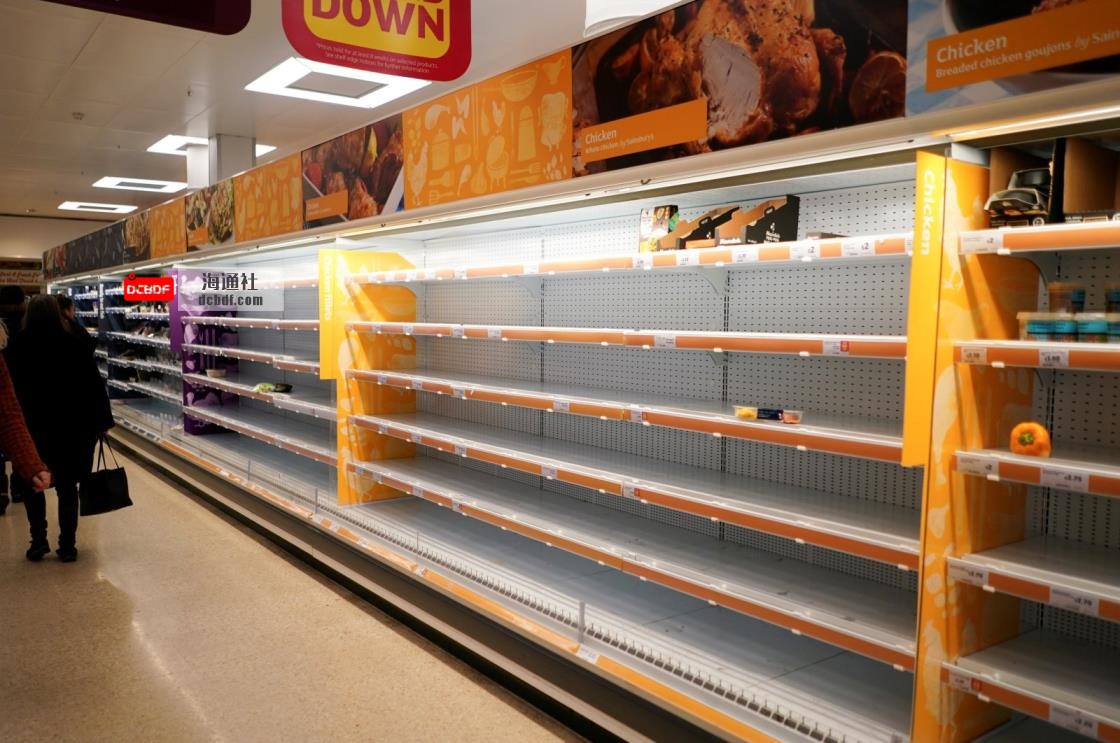 Shelves empty of fresh chicken in a supermarket in London, Britain, March 15, 2020. (Reuters Photo)