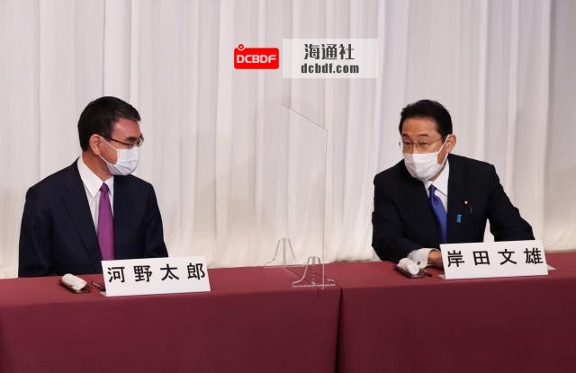Vaccine czar Taro Kono (left), a candidate in the ruling Liberal Democratic Party presidential election, chats with fellow candidate former Foreign Minister Fumio Kishida during a news co<em></em>nference in Tokyo on Sept. 17. | POOL / VIA REUTERS