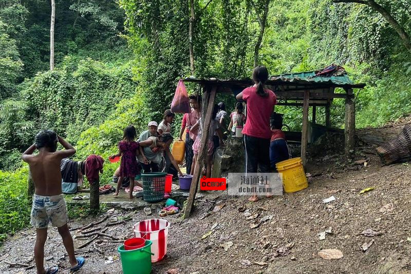 Refugees collect water at Pang village in India's eastern state of Mizoram, near the Myanmar border on Friday, after people fled following attacks by Myanmar's military on villages in western Chin state. | AFP-JIJI