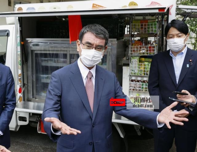 Regulatory reform and vaccine minister Taro Kono visits a truck that sells daily necessities for people havin<em></em>g difficulties going to supermarkets, in Tokyo on Monday. | KYODO