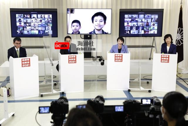 Candidates for the Liberal Democratic Party's presidential election answer questions from members of the public o<em></em>nline during a debate on Saturday. | KYODO