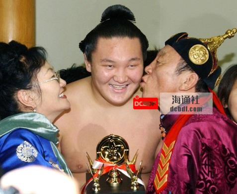 Hakuho celebrates with his parents after receiving a Technique Prize at the 2005 New Year Grand Sumo Tournament. | KYODO
