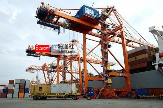 Co<em></em>ntainers are loaded o<em></em>nto ships in a port in western Denizli province, Turkey, Oct. 2, 2020. (IHA Photo)