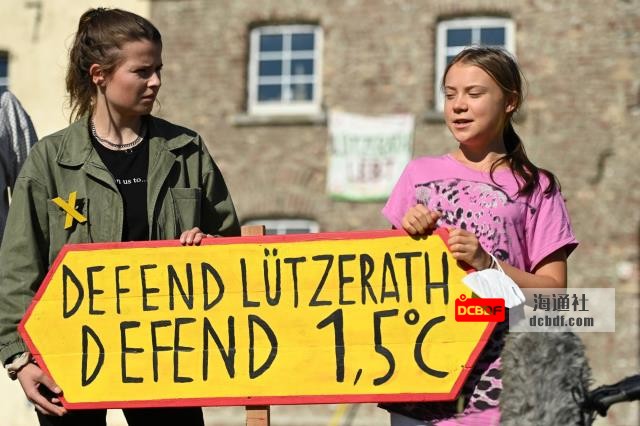 Climate activists Luisa Neubauer and Greta Thunberg hold a sign while giving a press statement in Luetzerath, Germany, on Saturday. | AFP-JIJI