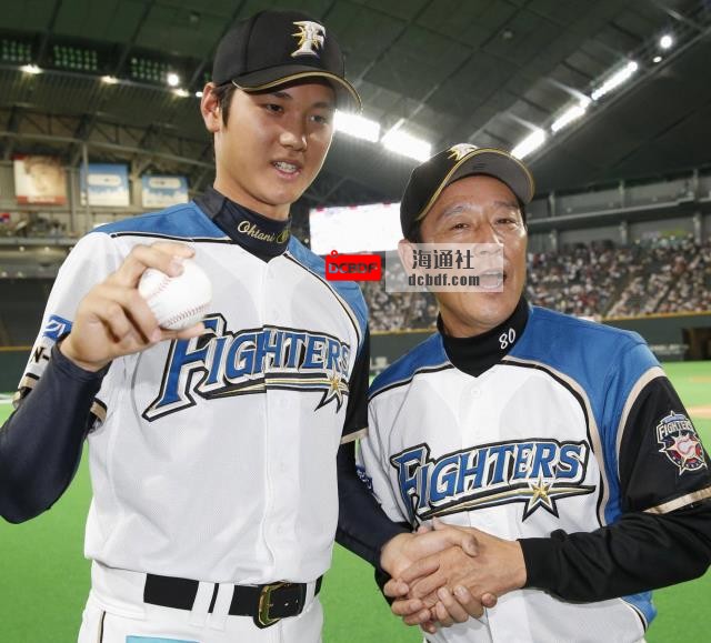 Fighters manager Hideki Kuriyama poses with pitcher Shohei Ohtani following the first pitching win of Ohtani's career on June 1, 2013, at Sapporo Dome. | KYODO
