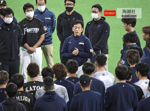 Fighters manager Hideki Kuriyama addresses the team before their game against the Buffaloes at Sapporo Dome on Saturday. | KYODO