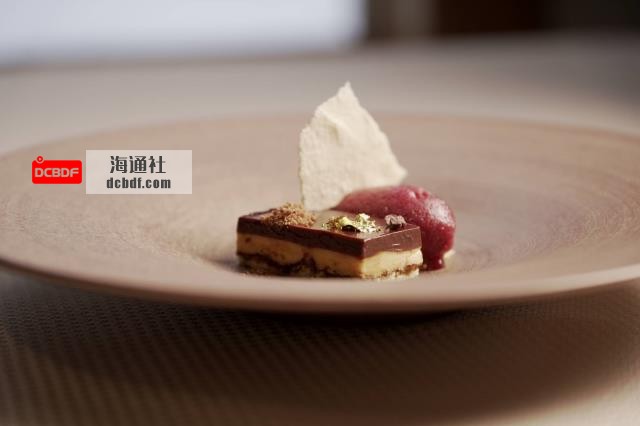 For the dessert course, chef Masaki Watanabe brings to bear his training in French cuisine. For example, with a chocolate and caramel mousse and a sorbet of Tsubetsu blueberries. | NAOH INC. 