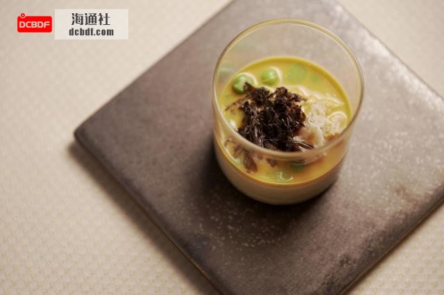 A typical dinner at Chimikepp Hotel might open with a series of appetizers, such as a savory flan topped with Abashiri hairy crab meat and iwanori seaweed from the nearby coast. | NAOH INC. 