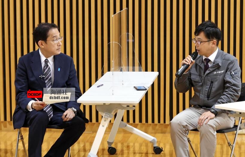Prime Minister Fumito Kishida speaks with residents of Tomioka, Fukushima Prefecture, on Sunday as part of his visit to the Tohoku region. | POOL / VIA KYODO