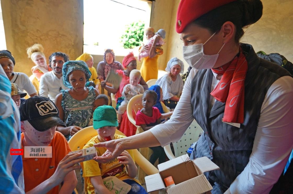 A Turkish Airlines employee distributes sunscreen to albino children, Dakar, Senegal, Oct. 17, 2021. (AA Photo)