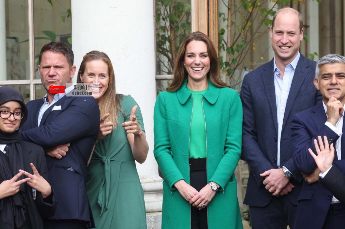 Britain's Prince William, Duke of Cambridge (2R) and Britain's Catherine, Duchess of Cambridge (3R) pose with Lo<em></em>ndon Mayor Sadiq Khan (R), naturalist Steve Backshall (2L) and Olympian rower Helen Glover (3L) during their visit to take part in a Generation Earthshot educatio<em></em>nal initiative comprising of activities designed to generate ideas to repair the planet and spark enthusiasm for the natural world, at Kew Gardens, London, U.K., Oct. 13, 2021. (Pool via AFP)