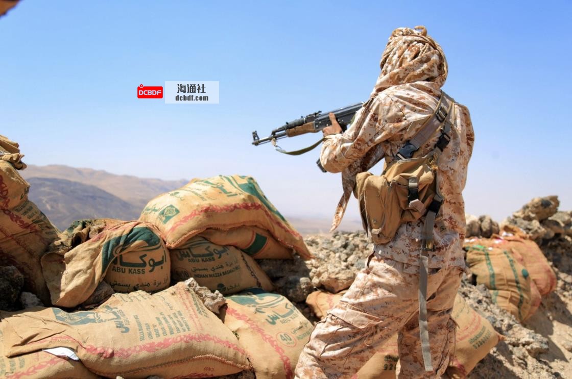 A fighter loyal to Yemen's Saudi-backed government mans a position near the fro<em></em>ntline facing Iran-backed Houthi rebels in the northeastern province of Marib, Yemen, on Oct. 17, 2021. (AFP Photo)