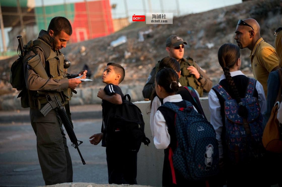 Israeli border police check Palestinians' identification cards at a checkpoint as they exit the Arab neighborhood of Issawiyeh in East Jerusalem, occupied Palestine, Oct. 22, 2015. (AP Photo)