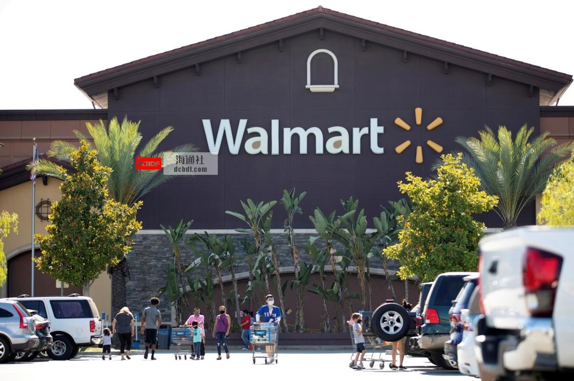 Shoppers wearing face masks are pictured in the parking of a Walmart Superstore during the COVID-19 pandemic, Rosemead, California, U.S., June 11, 2020. (Reuters Photo)