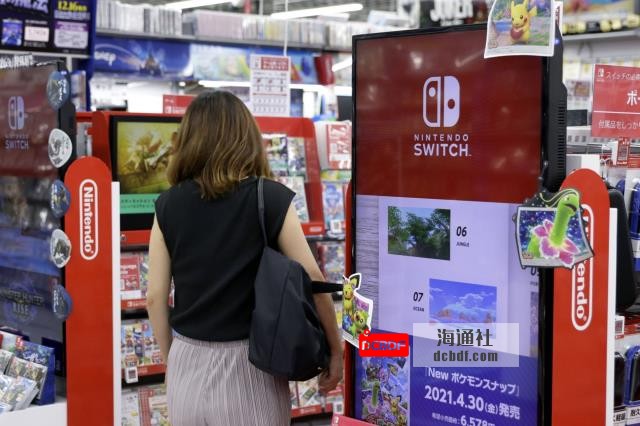 A customer browses video games for Nintendo Co. Switch game co<em></em>nsoles at a Bic Camera store in Tokyo. | BLOOMBERG