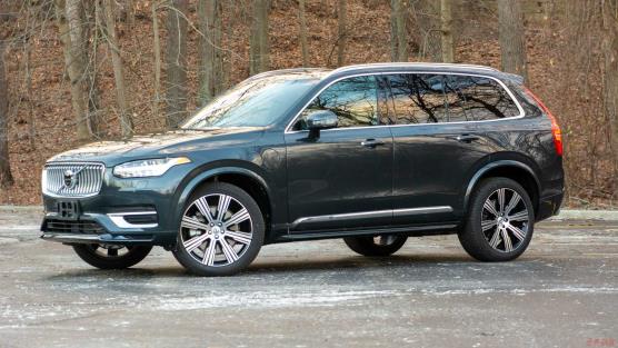 2021 Volvo XC90 Recharge T8 front quarter wide
