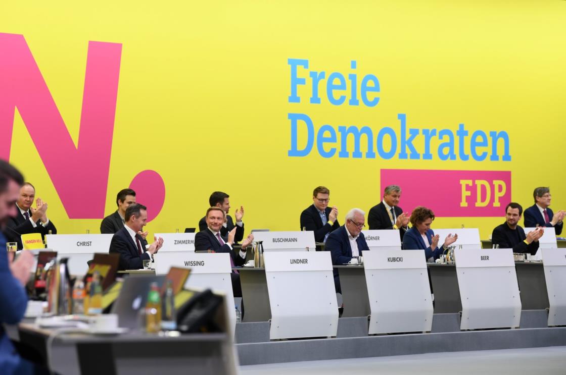Party members participate in voting during an extraordinary party co<em></em>nvention of Germany&#039;s Free Democratic Party (FDP) to vote on the coalition agreement, in Berlin, Germany, Dec. 5, 2021. (Reuters Photo)